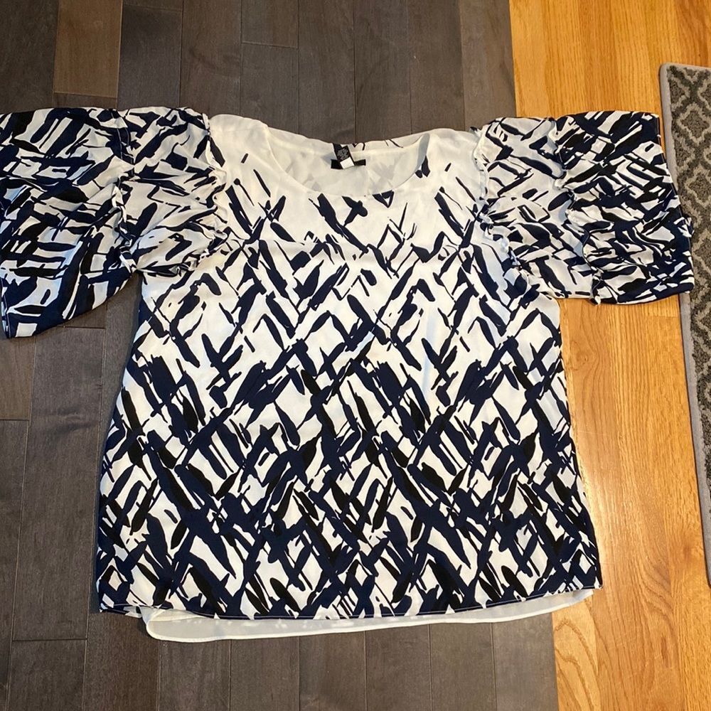 Call tawnie size L hundred percent polyester blouse with big short sleeves